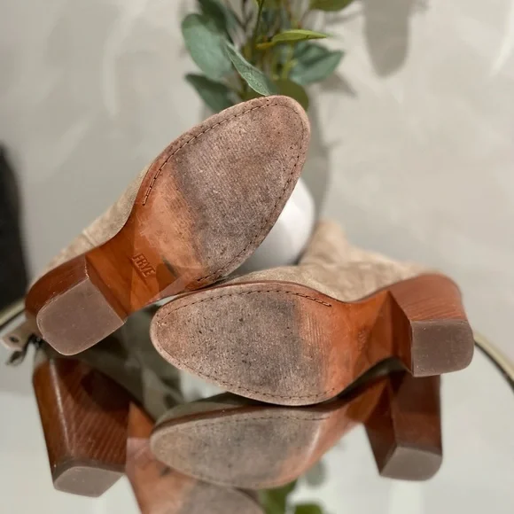✨FRYE WOMENS TAN SUEDE BOOTIE•SIZE 7✨ - Picture 4 of 10